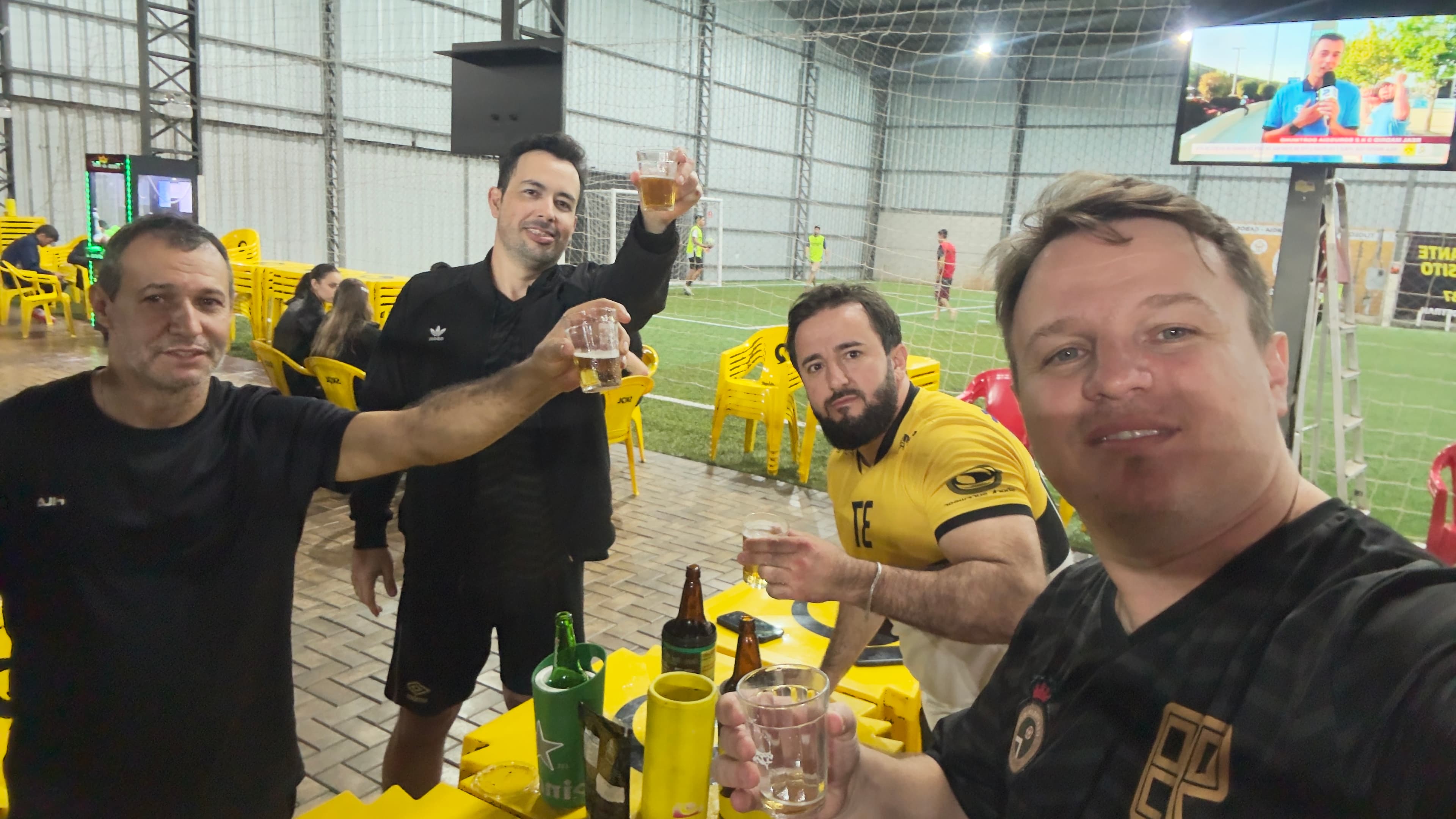 Ratinho, Xisto, Gauchinho e Stive tomando uma no pós jogo!